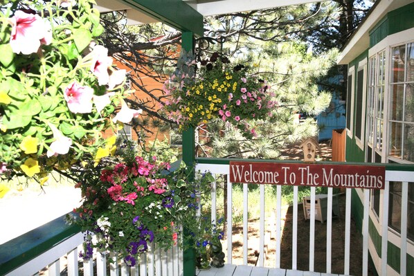 Welcome to Estes Park! Your vacation starts here! This is the front deck.