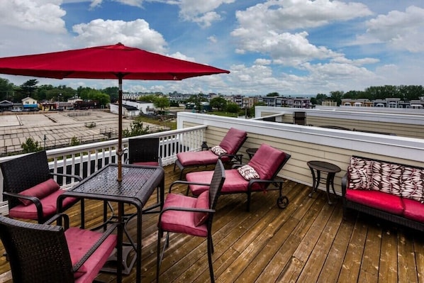 Fourth floor sundeck with lake and city views!