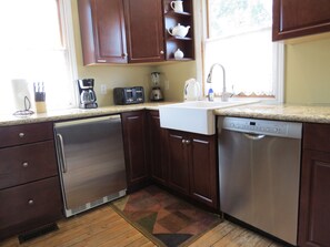 Kitchen next to the dining room and access to back deck - Gate St Cottage - NOTL