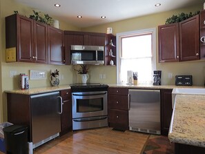 Full Kitchen with Counter Height Fridge and Freezer - Gate St Cottage - NOTL