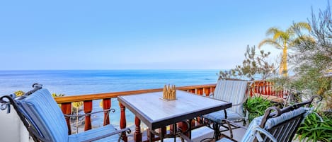 H157 - Balcony Table Ocean View