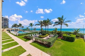 209 livingroom balcony