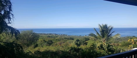 Gorgeous ocean view everyday from the lanai