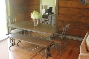 Dining room (seats 8)
