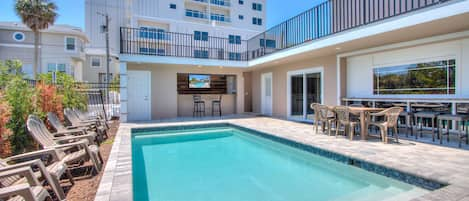 Forever Sunshine has an amazing outdoor space with pool, bar, tv, grill and outdoor seating!