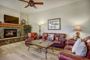 Living Room, Furniture, Indoors, Couch, Coffee Table