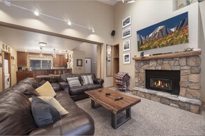 Living room - Beautiful living area with fire place and TV. Seating for 6.