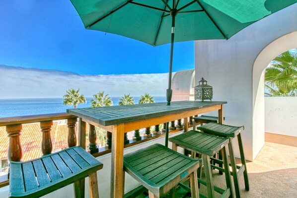 H962 - Outdoor Dining