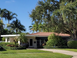 Nestled in a friendly, walkable neighborhood & just minutes to downtown & beach!