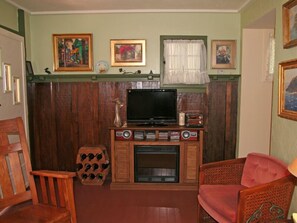 5-329 Catalina_Living room tv_0138.jpg