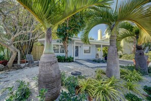  This is the front door entrance that opens into the living room. So tropical!