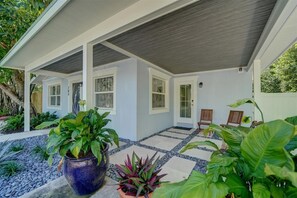 2 entrances - this side entrance opens to the mud room and leads to back yard