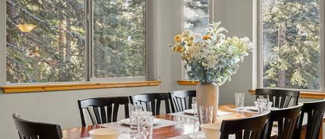 Dining Table: North Lake Tahoe Vacation Lodge
