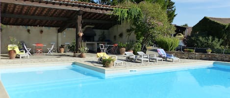 PISCINE ET POOLHOUSE AVEC BBQ - DOUCHE - CUISINE D'ETE