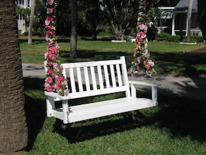 Shorefront swing for guests