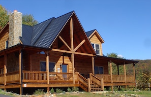 A log home that's warm & inviting!