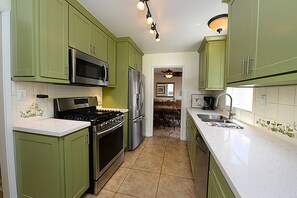 315 Eucalyptus Lower - Kitchen