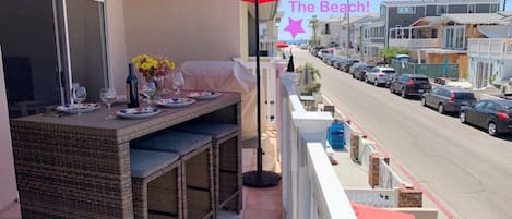Upper unit Ocean/Catalina Island view balcony with gas BBQ, seating for 6+ and 500 Mb/s WIFI