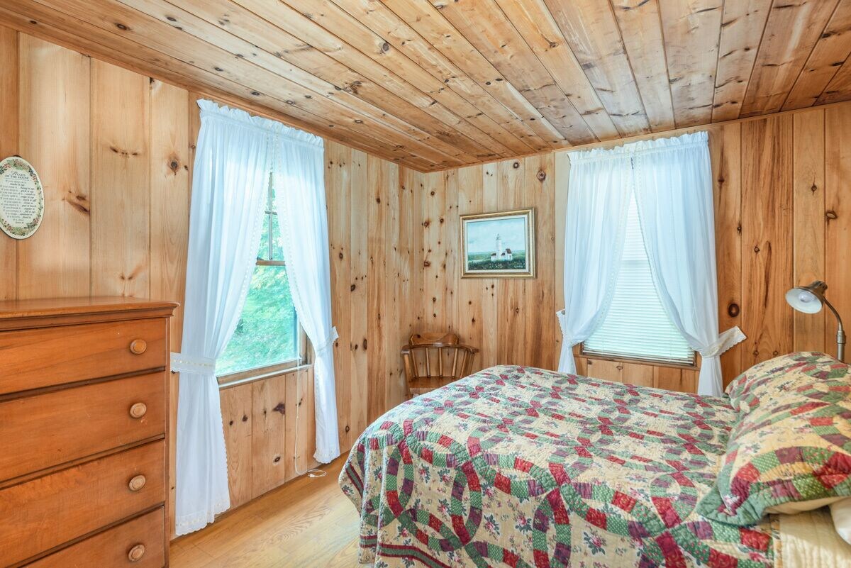Relaxing, Pet-friendly, Waterfront home on Lake Winnipesaukee with dock and WiFi