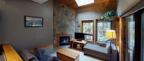 Livingroom with gas fireplace