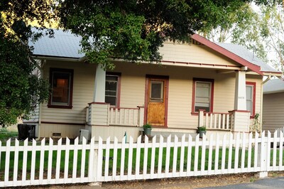 The Colony Cottage - Rural setting close to town. 