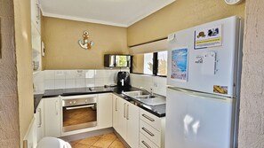 Riverview Apartment 13 - Kalbarri Accommodation Service - Kitchen