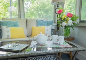 Enclosed Front Porch! Abigail House Old Town Niagara on the Lake, Ontaro