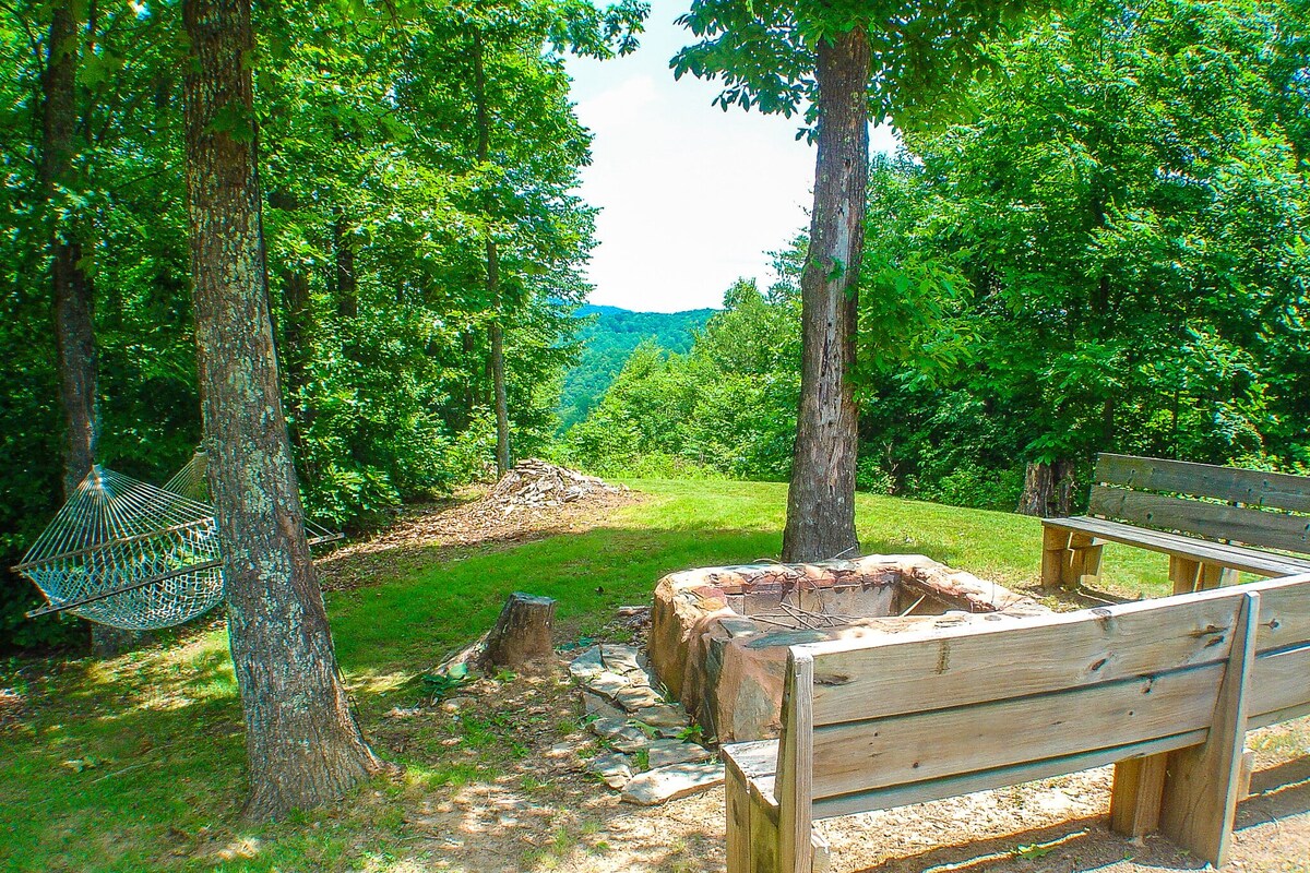 LOW JUNE RATES! Haven Ridge – Hot Tub, Mtn Views, & Near New River