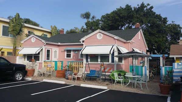 Pink Dolphin Cottage
100 steps to beach