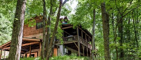 Hidden Cove Cabin tucked away in the woods