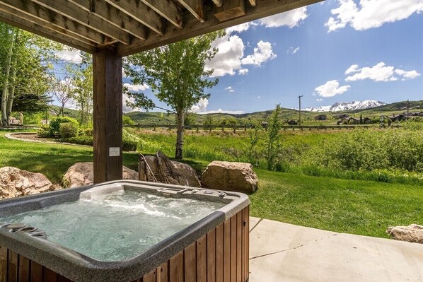 Outdoor spa tub