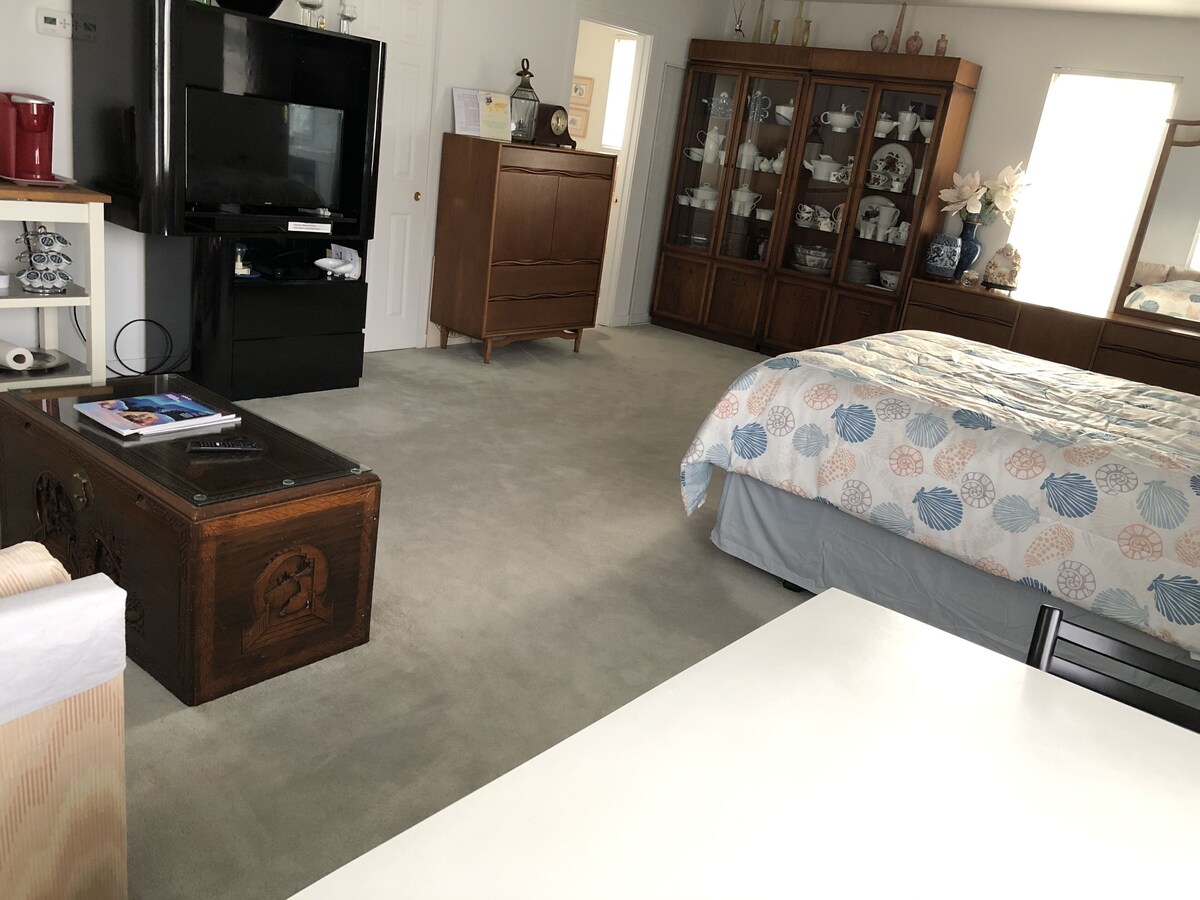 Milford Beach private large Studio by Charles Island/Silver Sands State Park