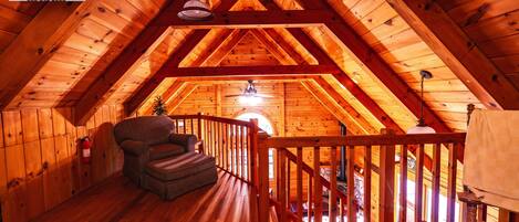 Cozy Loft space with two twin beds 