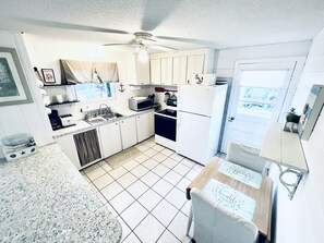 Full size kitchen 