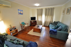 Cole Cottage - Kalbarri Accommodation Service - lounge / dining area.