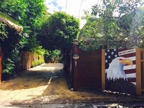 Kailua Gardens Estate driveway