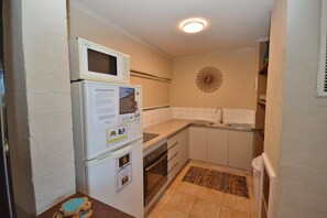 Riverview Holiday Apartments 11 - Kalbarri Accommodation Service - Downstairs kitchen