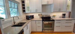 Fully equipped kitchen - Butterfly Cottage - Niagara-on-the-Lake