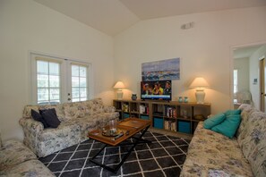 Living Room, Room, Indoors, Furniture, Couch