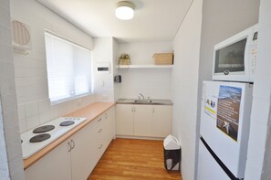 Riverview Holiday Apartment 102 - Kalbarri Accommodation Service - Kitchen