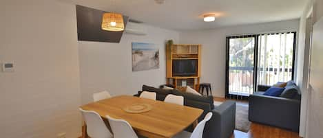 Riverview Holiday Apartment 102 - Kalbarri Accommodation Service - Lounge Dining room area