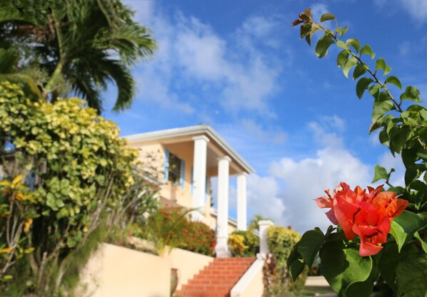 Entrance to the villa.. awaiting your arrival!