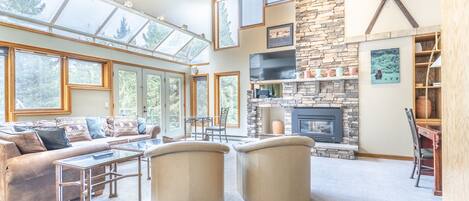 Living Area - Natural lighting, vaulted ceiling, flat screen TV, gas fireplace, and plenty of seating.