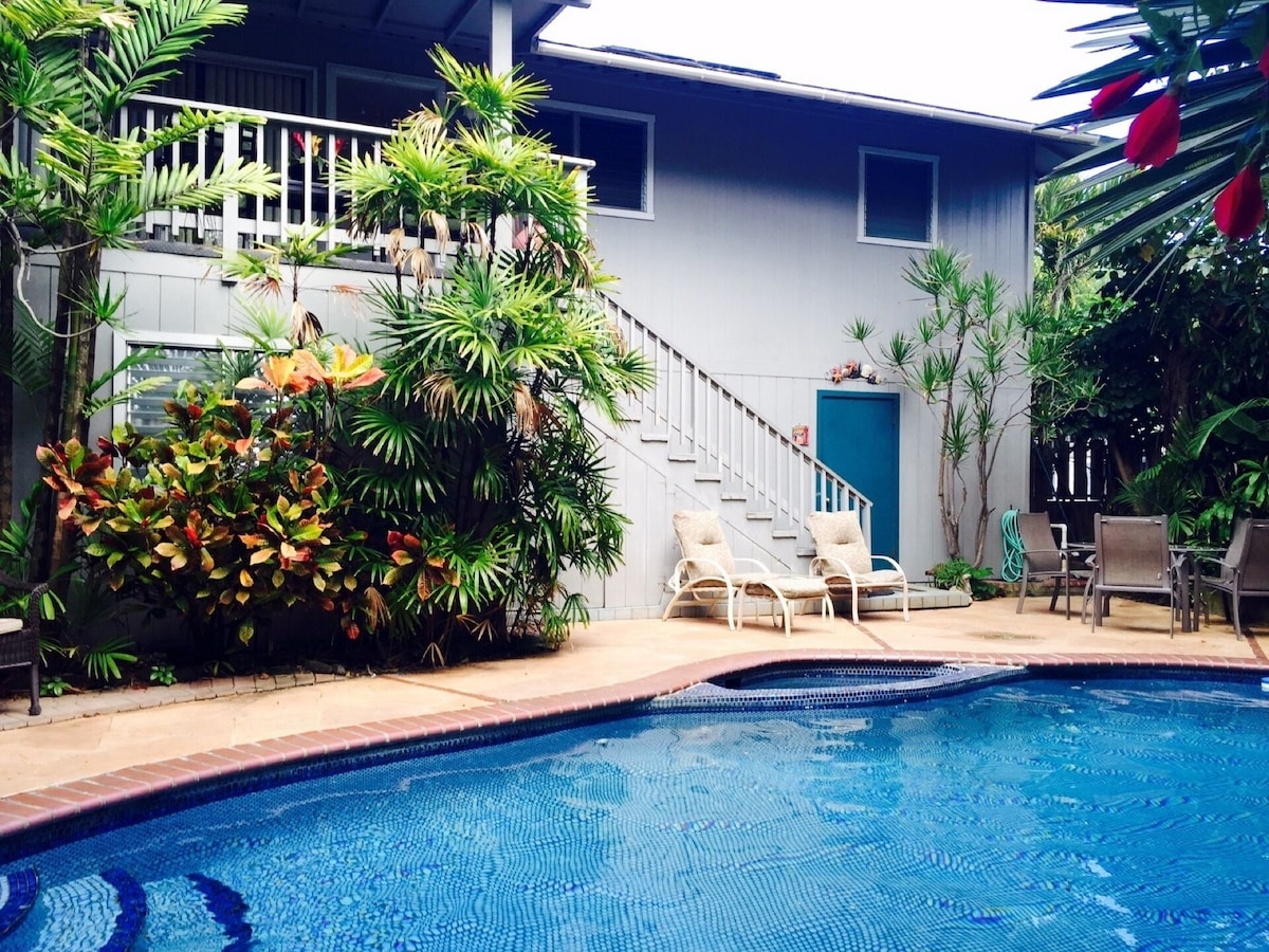 Less than a one minute walk to Kailua Beach, Pool, Bikes, BBQ, A/C, and more