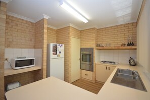 River Retreat - Kalbarri Accommodation Service - Kitchen