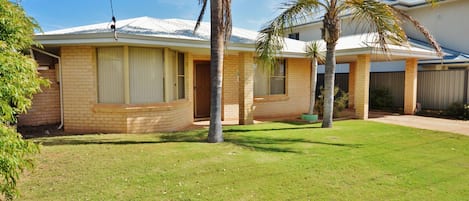 River Retreat - Kalbarri Accommodation Service - Front of accommodation and driveway with undercover parking