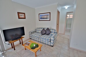 Lorraine's Place - Kalbarri Accommodation Service - downstairs small lounge area
