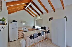 Lorraine's Place - Kalbarri Accommodation Service - Kitchen