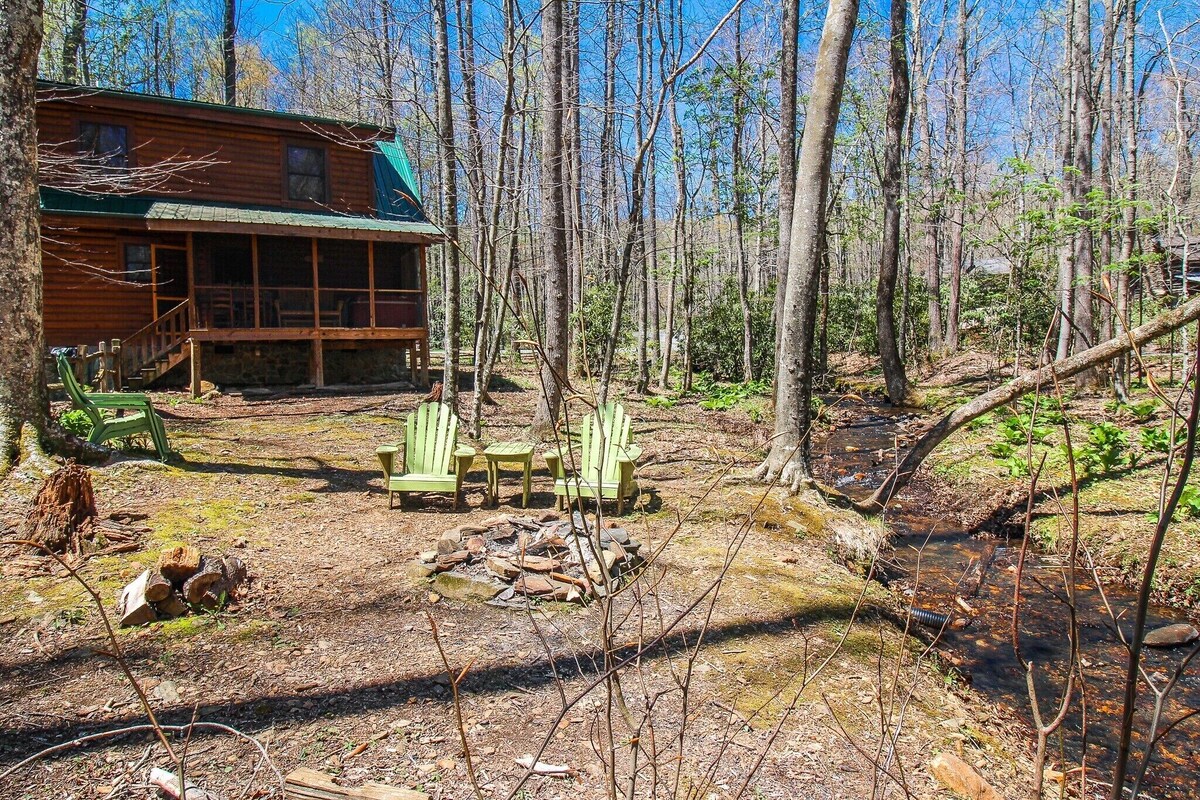 LOW JUNE RATES! Hot Tub, King Beds, 3 TV’s, WiFi, & Gas Fireplace