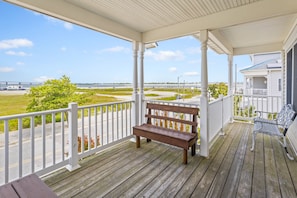 ❤️ Have a glass of wine and enjoy the day &night views at The Lucky Beach House!